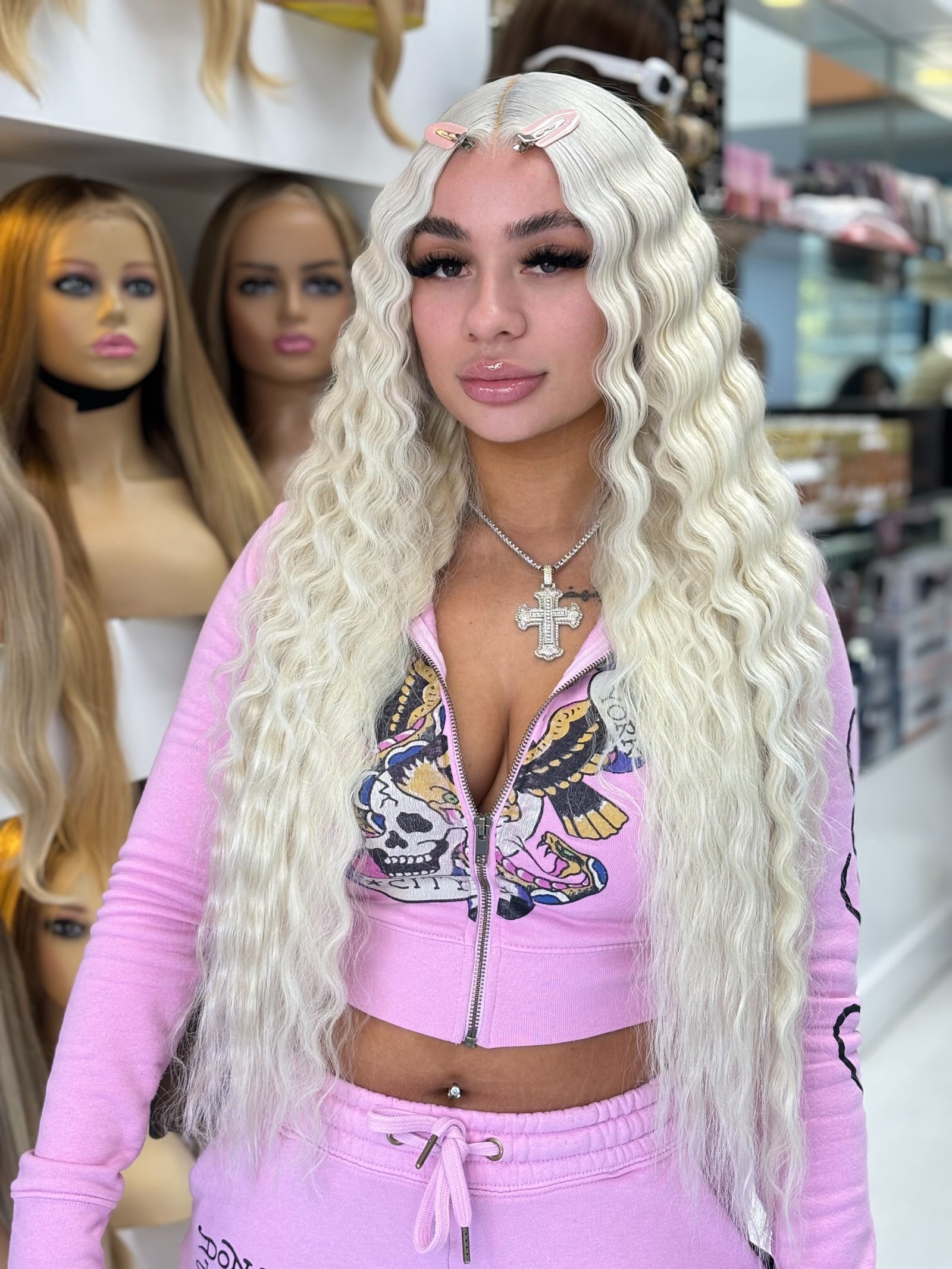 Crimped lace wig with long wavy platinum-blonde hair, side part and lace front