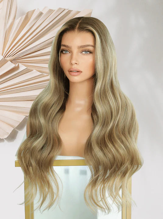 Long wavy wig in light brown-blonde with natural-looking waves