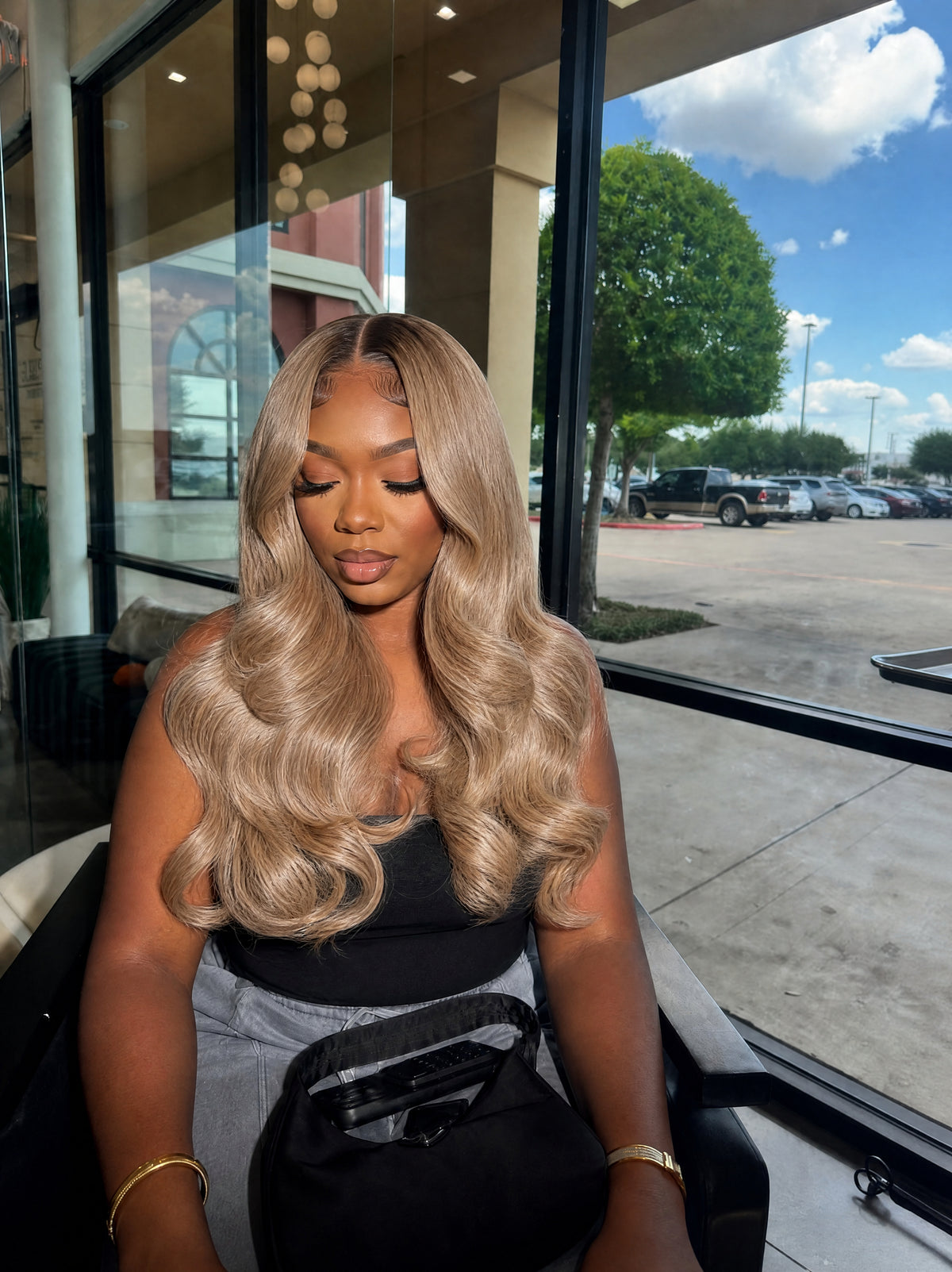 Highlighted hair bundles, long wavy highlighted blonde hair on model