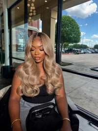 Highlighted hair bundles, long wavy highlighted blonde hair on model