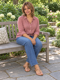Short bob wig in light brown on a woman outdoors, layered waves and side part